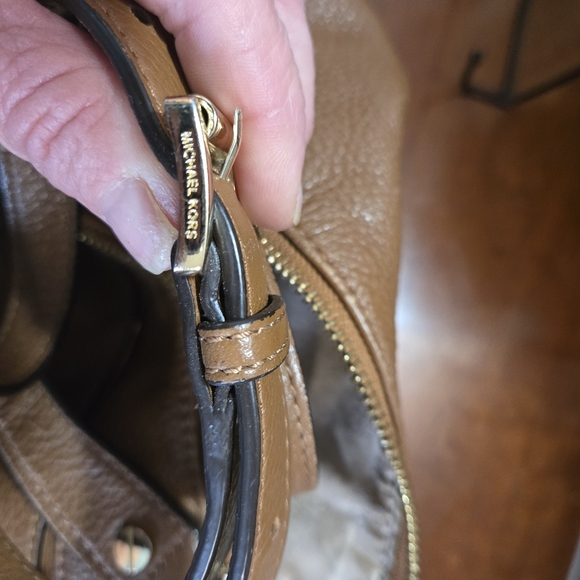 Michael Kors Smooth Leather Shoulder Bag EUC - Picture 4 of 14